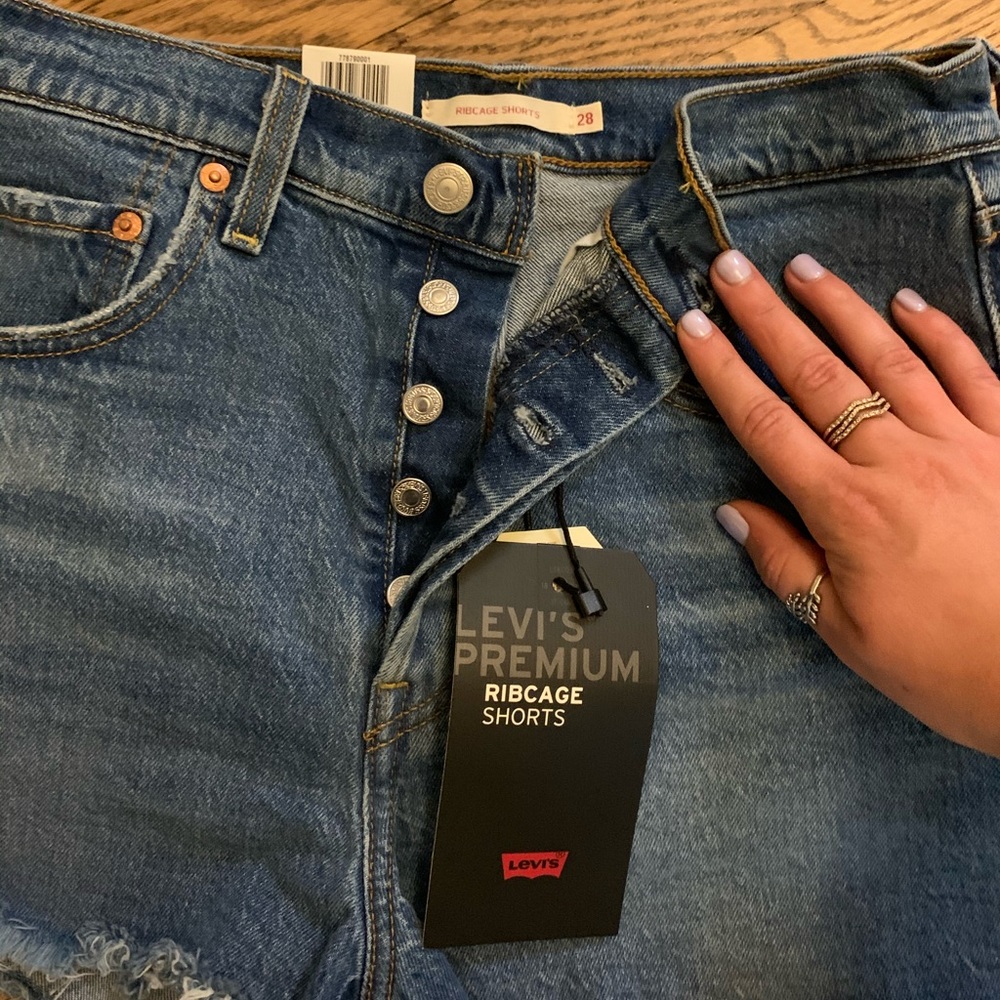 Levi’s Ribcage Shorts - Picture 6 of 7